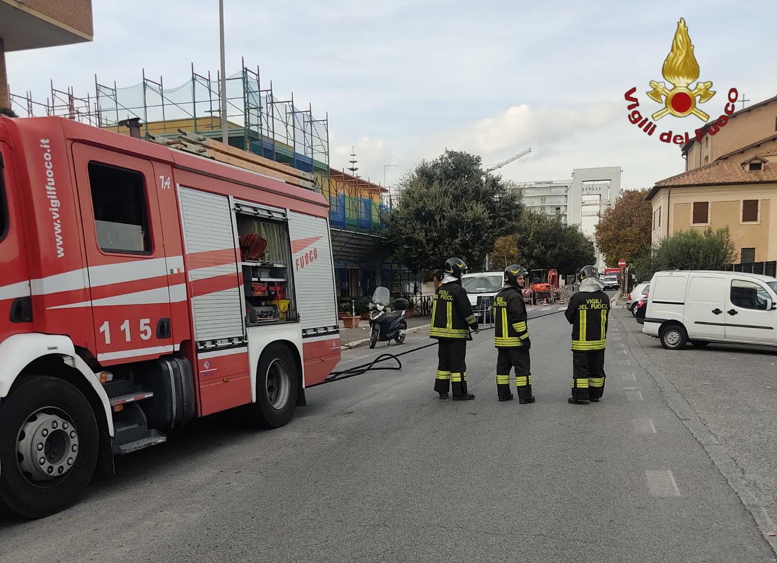 Fiumicino, tubo del gas tranciato durante lavori per la fibra ottica: evacuate tre palazzine