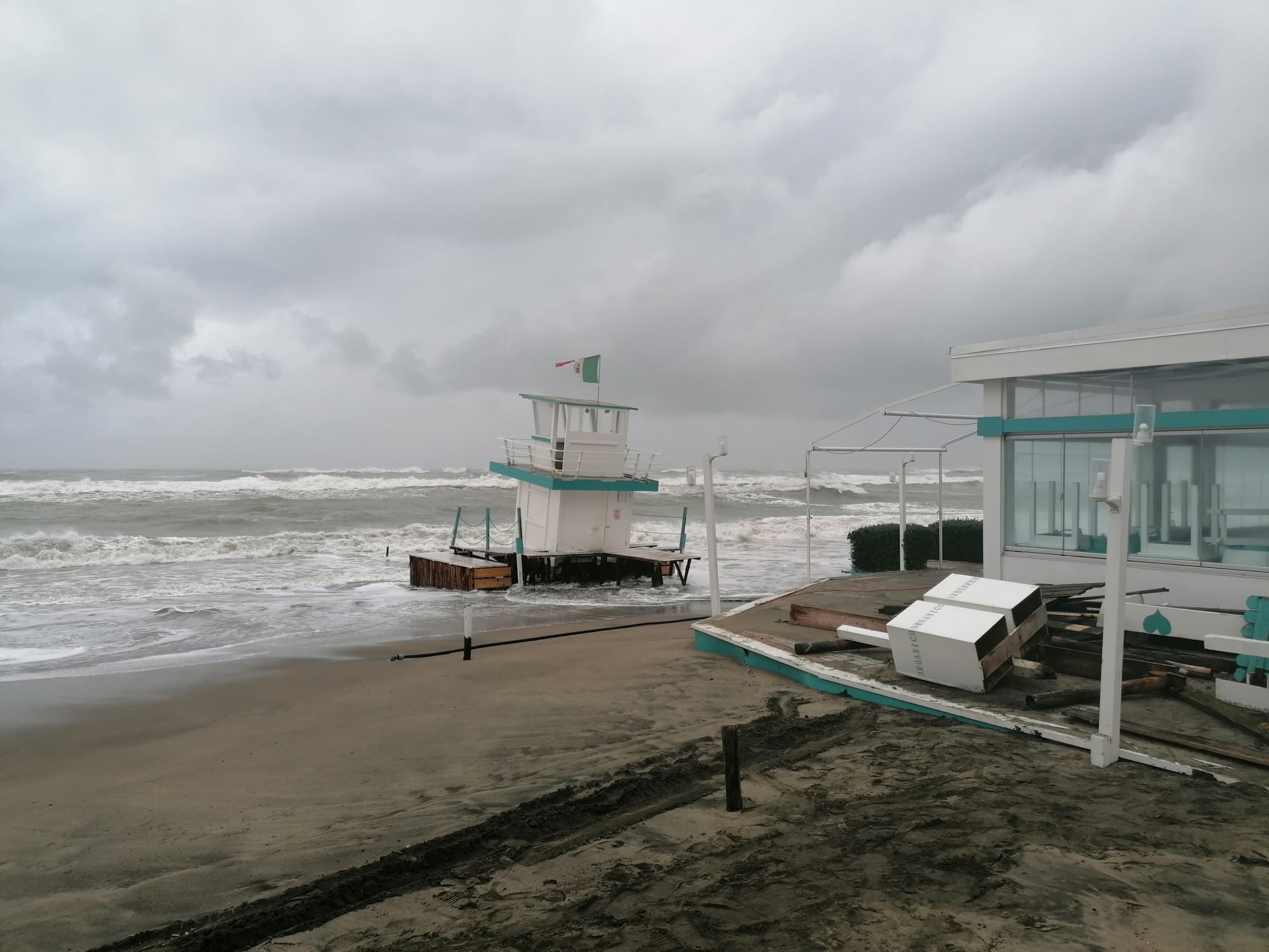 Maltempo, mareggiata record sul litorale romano: evacuate case a Ostia e Fiumicino