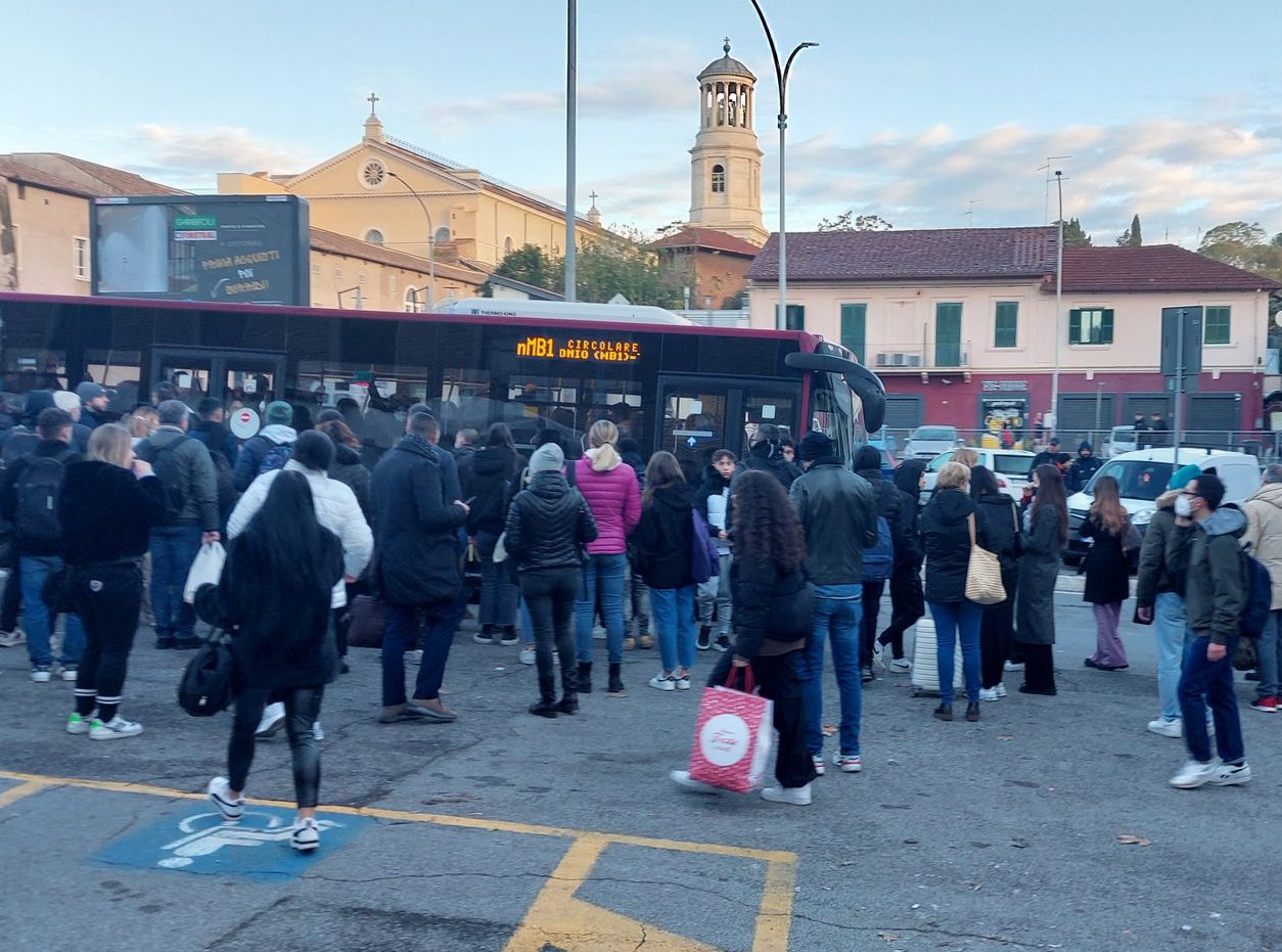 Caos metro B: linea interrotta tra San Paolo e Castro Pretorio. Cosa sta succedendo