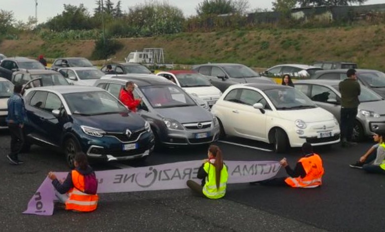 Nuovo blocco stradale degli ambientalisti sul Gra a Roma: automobilisti li trascinano via