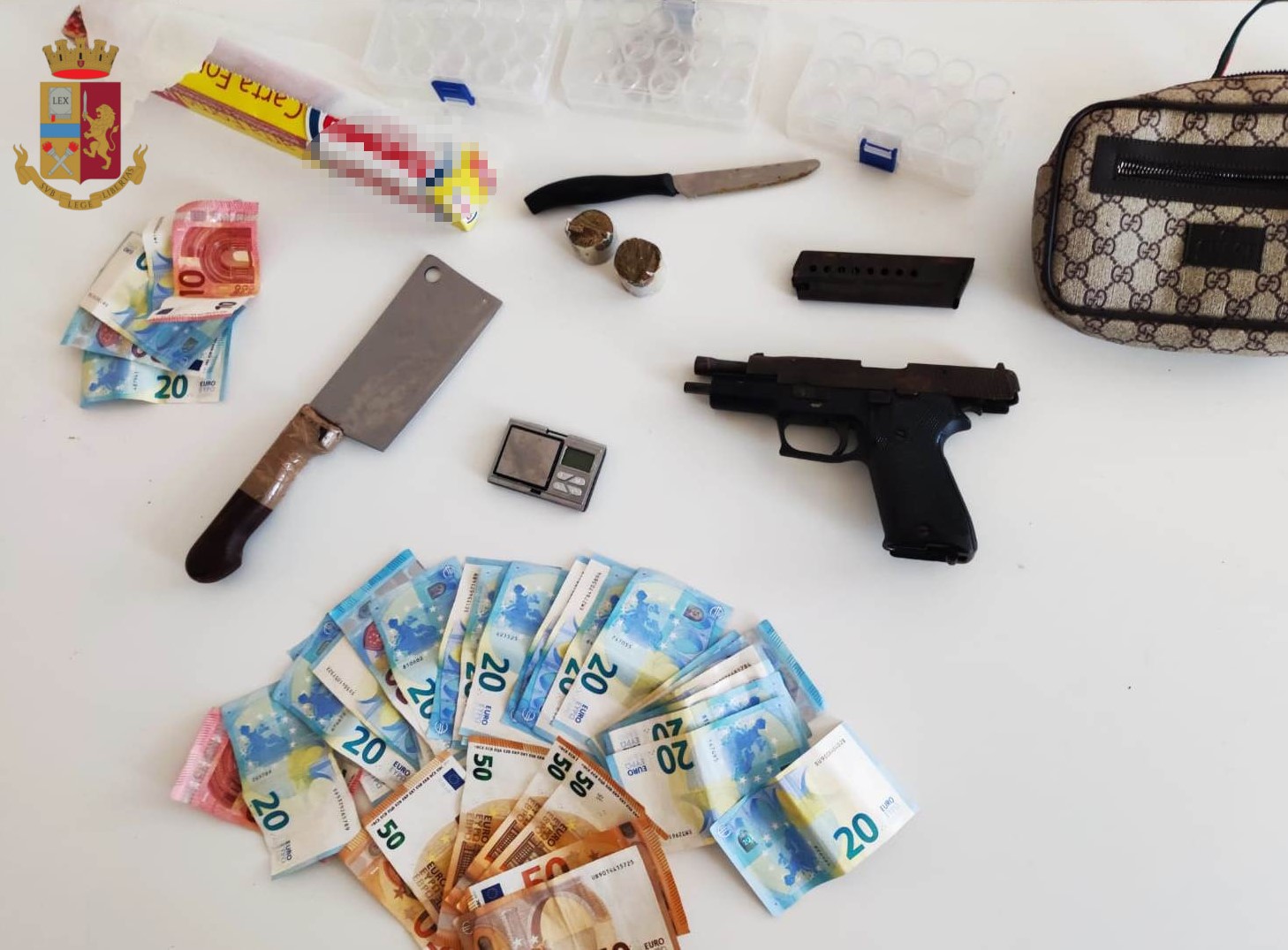 Roma, sequestrato in casa scappa e viene accoltellato: fermato un 22enne. Caccia al complice