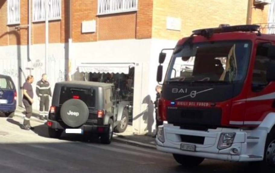 Roma, anziano perde il controllo e si schianta con la Jeep contro una gelateria
