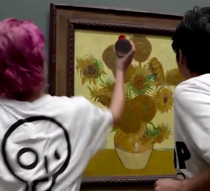 Attacco ambientalista alla mostra di Van Gogh a Roma: zuppa di piselli lanciata sul quadro