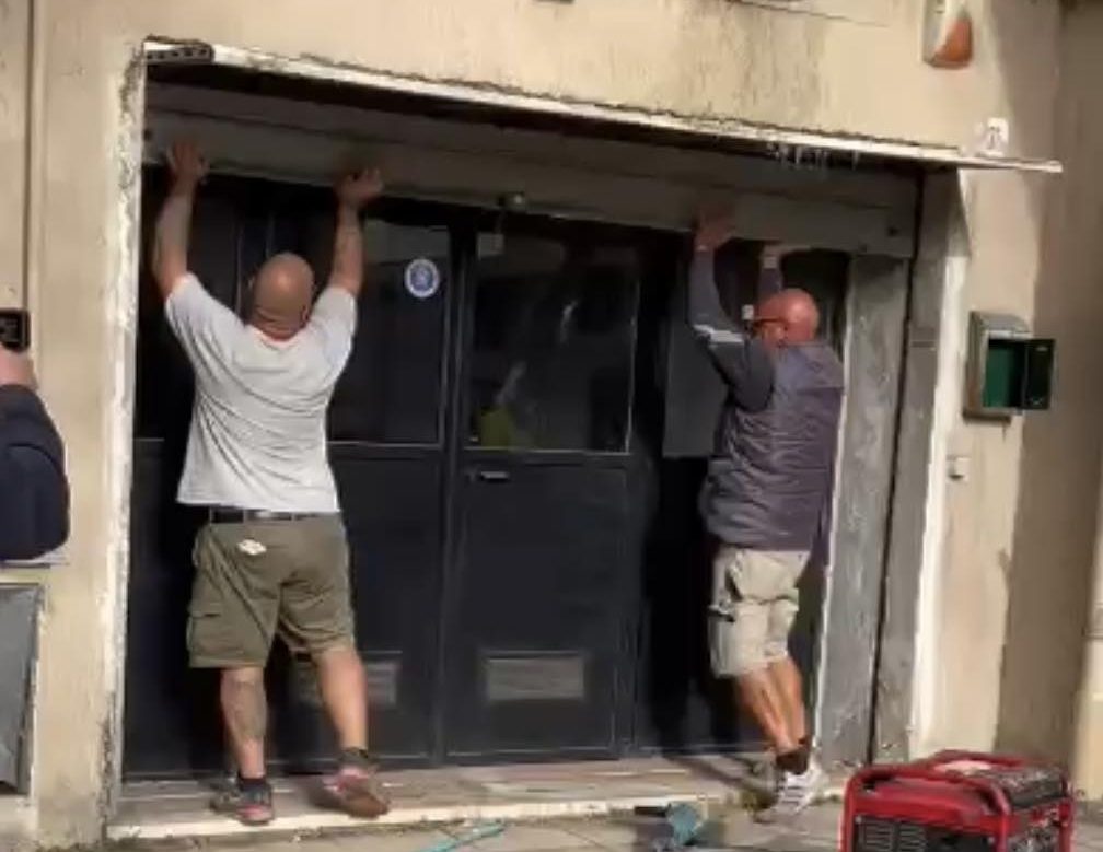 Sgomberato a Roma ex locale di Delle Chiaie: trovati simboli nazisti e fascisti