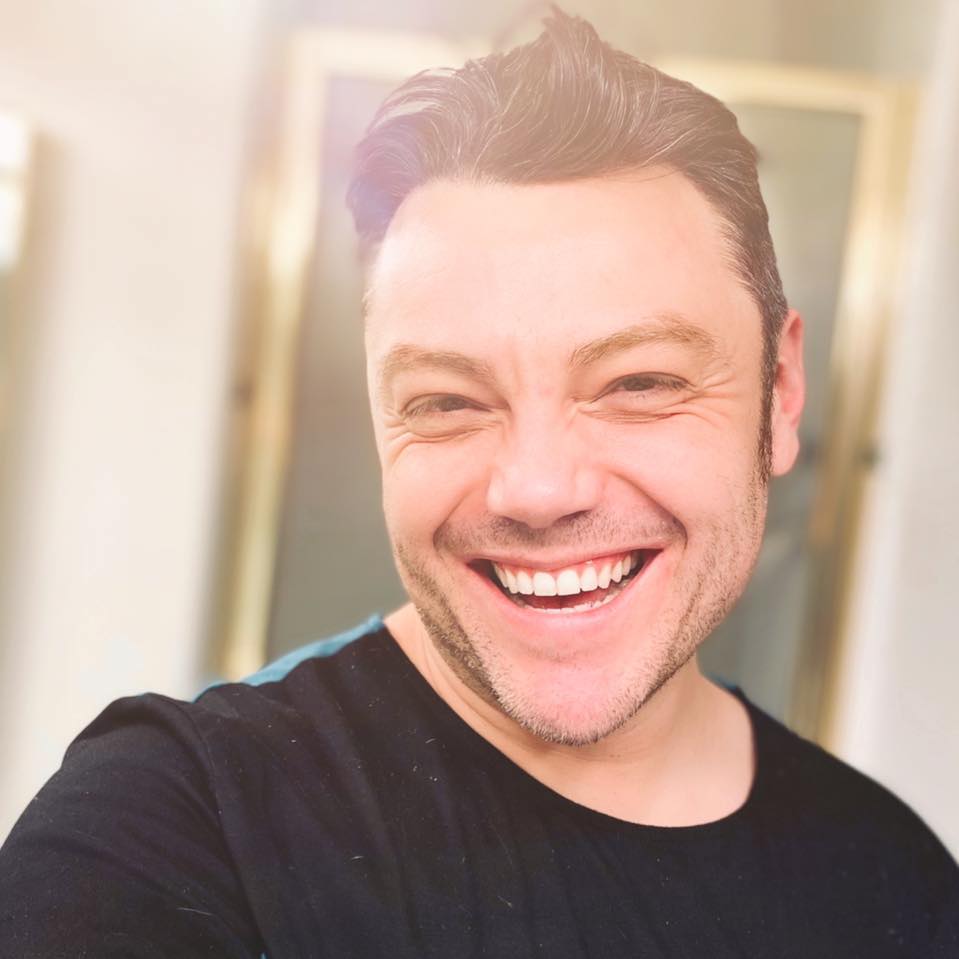 Tiziano Ferro a Verissimo per una puntata evento: ospiti e sorprese. Ecco come salire sul palco con lui