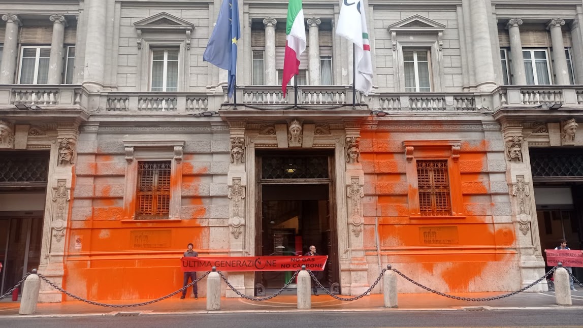 Roma, nuovo blitz di Ultima Generazione: vernice arancione sulla sede di Cassa Depositi e Prestiti