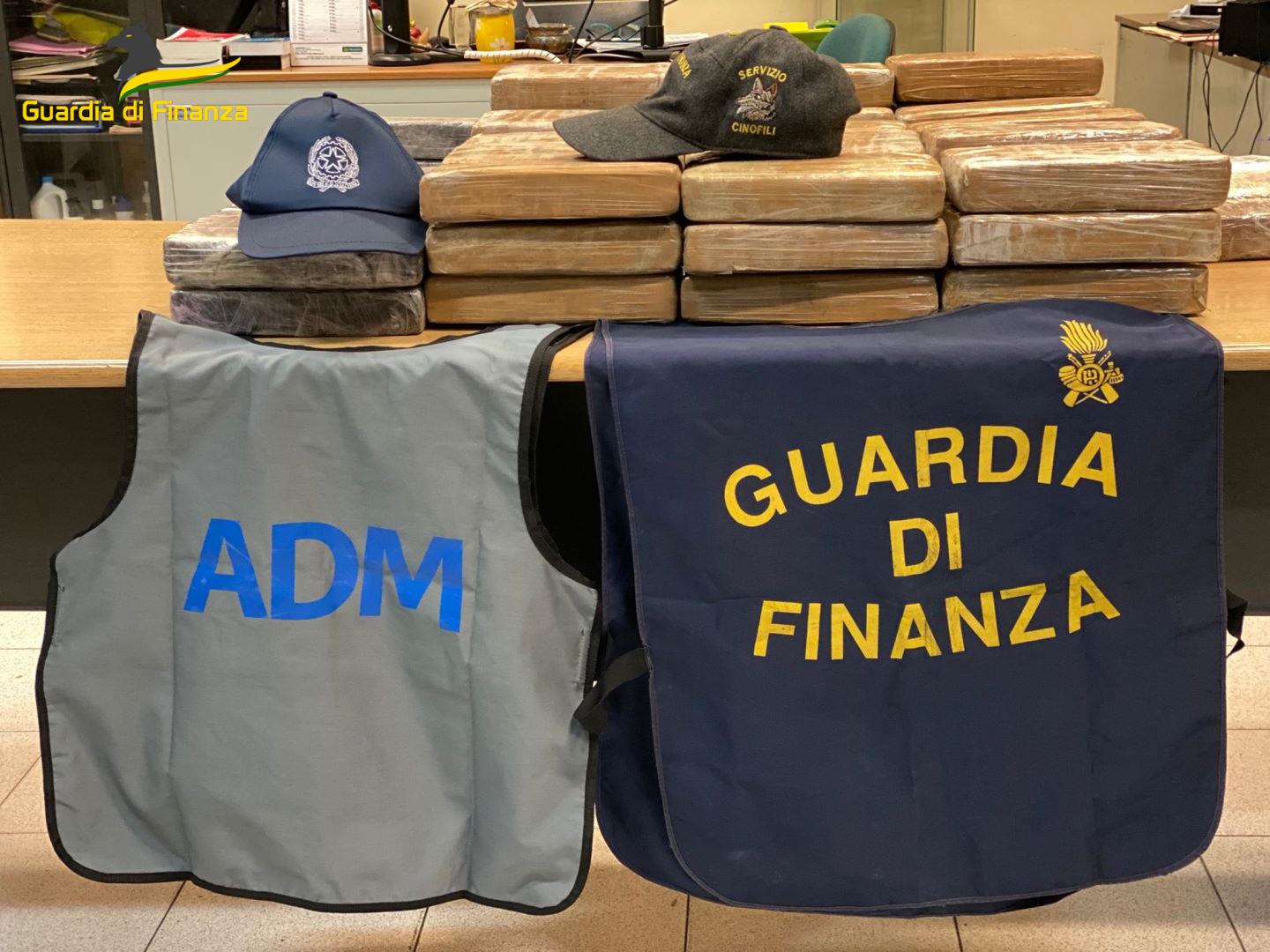 Maxi spedizione di droga sequestrata a Civitavecchia: 72 kg di cocaina nascosti tra le banane