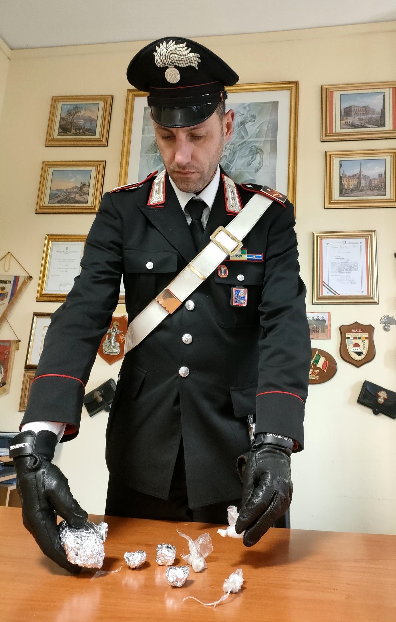 Nettuno, forzano posto di blocco e provano a investire carabinieri: arrestati