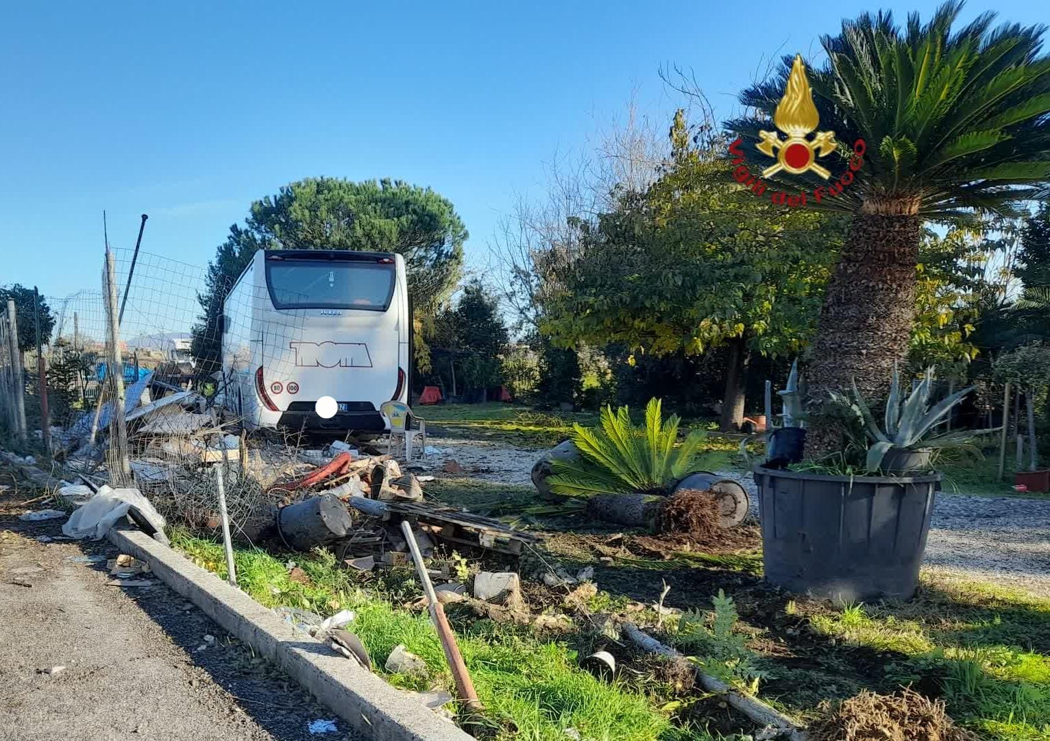 Roma, bus con 41 bambini esce fuori strada: in ospedale due bimbi e l'autista