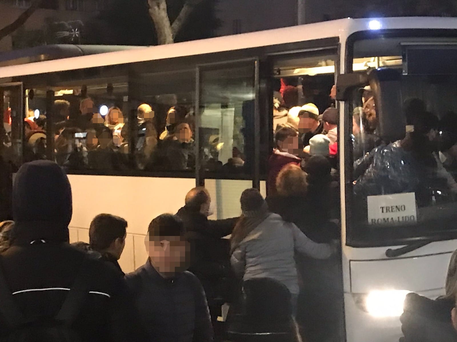 Guasto sulla Roma-Lido, linea ferma per un’ora e assalto alle navette: la rabbia dei pendolari
