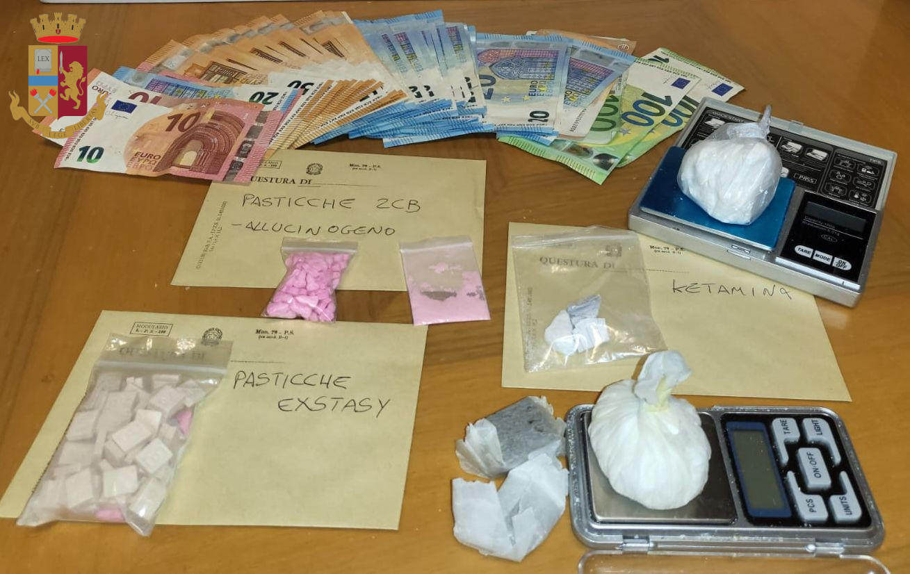 Roma, pasticche di ecstasy e allucinogeni "Nasa": a casa del 30enne c'era di tutto