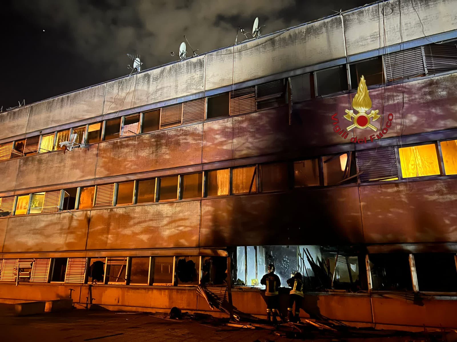Roma, incendio nel palazzo occupato: evacuate 30 famiglie