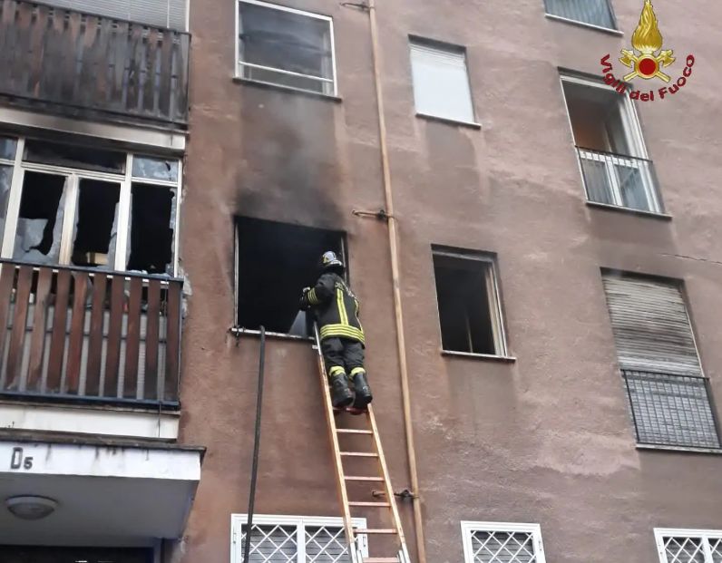 Roma, incendio in appartamento al Pigneto: cosa è successo