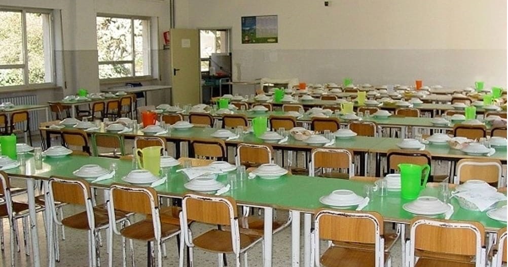 Chiodo nel piatto del bimbo in mensa: il sindaco di Monterotondo sospende servizio nelle scuole