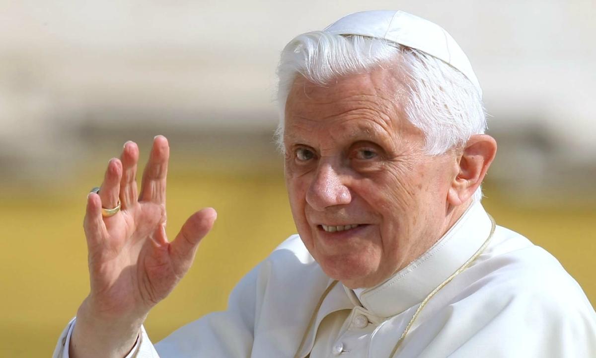 Ratzinger, migliaia in fila a San Pietro per rendere omaggio al Papa emerito: giovedì i funerali