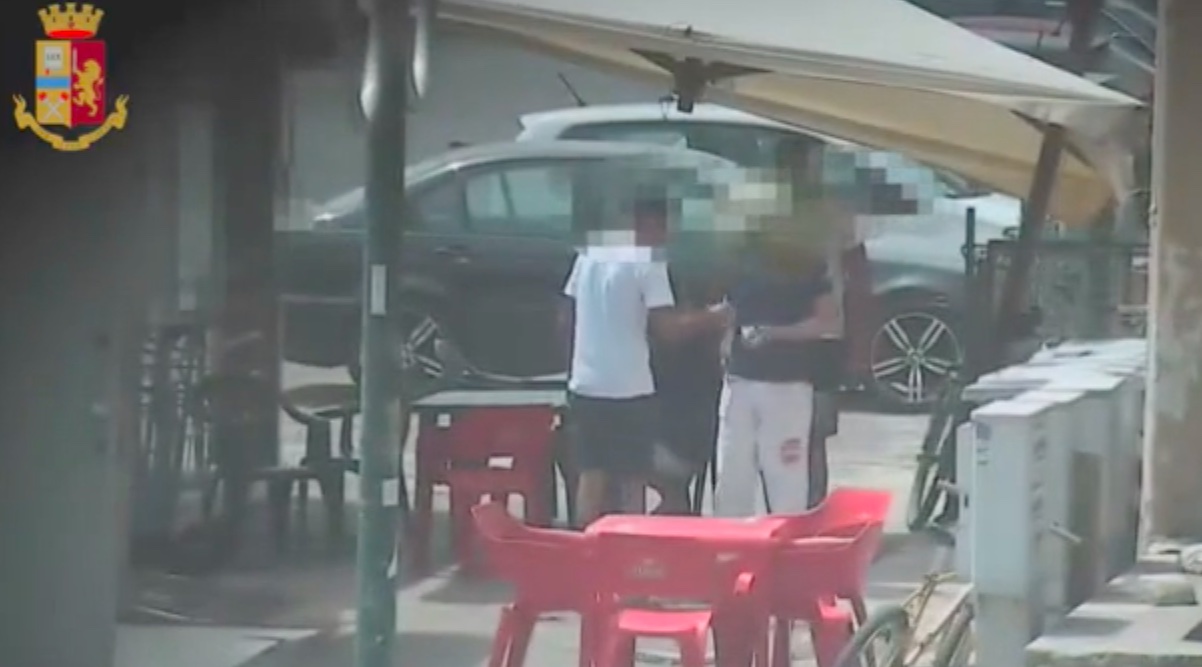 Spaccio di droga davanti a scuole e chiese nel centro di Latina: 16 arresti