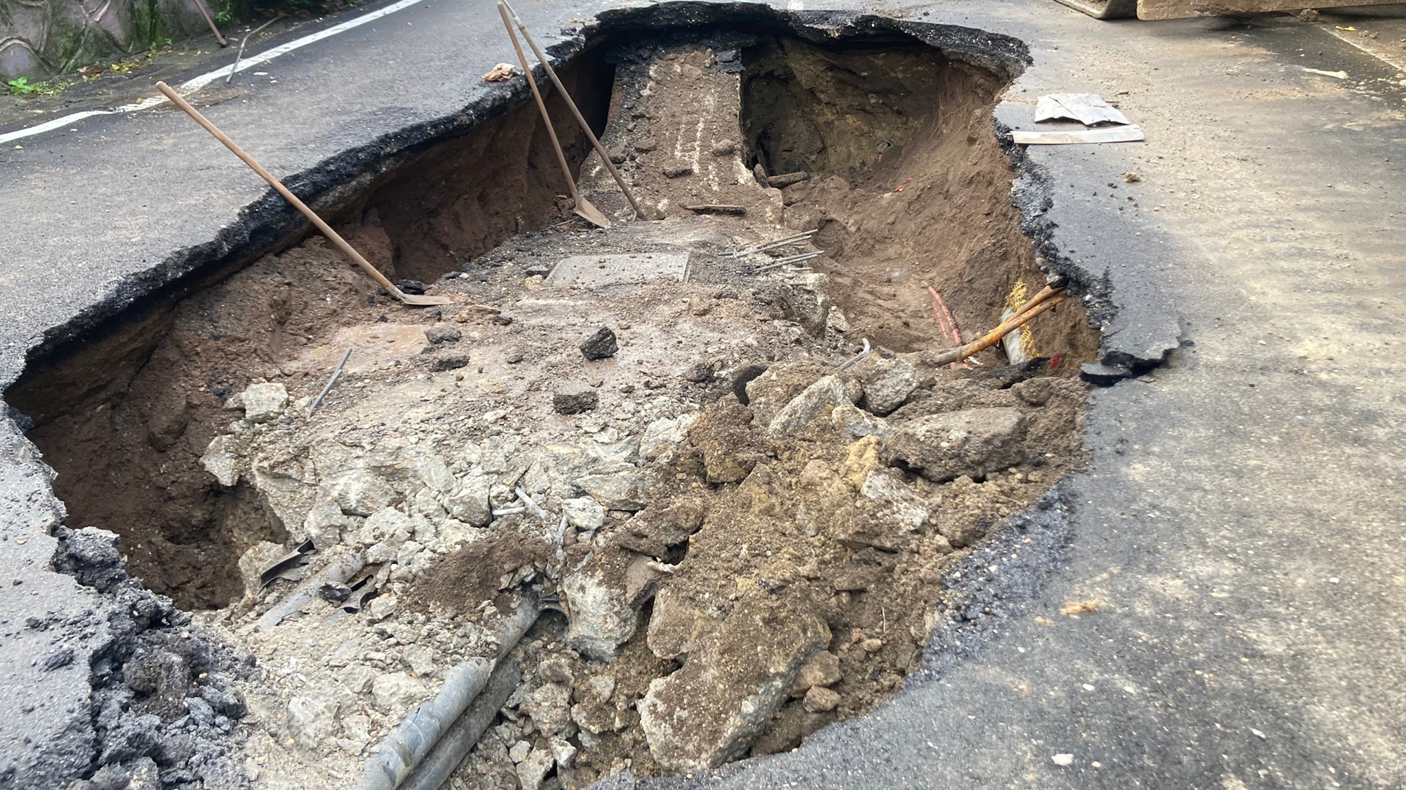 Roma, maxi voragine su via della Magliana: strada chiusa e traffico in tilt