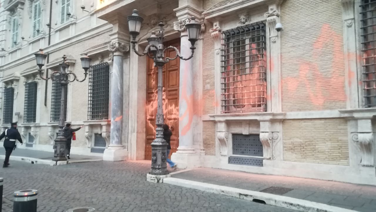 Roma, arrestati i tre attivisti di Ultima Generazione che hanno imbrattato Palazzo Madama