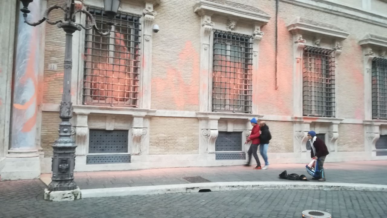 Roma, Gli ambientalisti di Ultima Generazione imbrattano con vernice la facciata del Senato. VIDEO