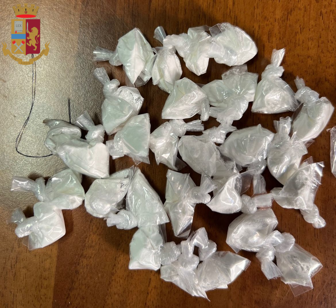 Droga a Roma, 13 arresti per spaccio: tra i nascondigli anche cravatta e le maniche della camicia