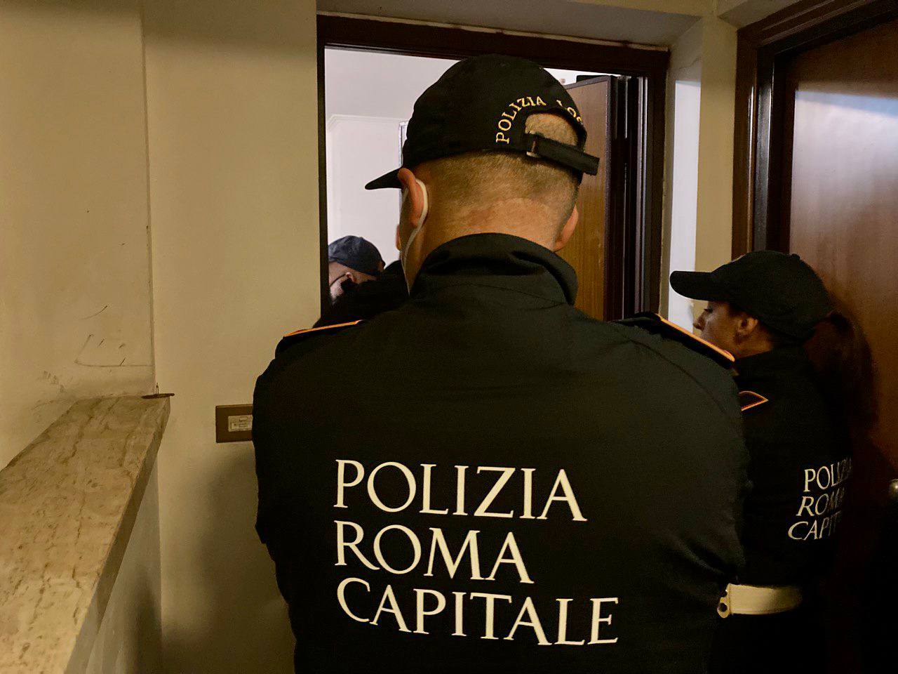 Ostia, tentano di occupare una casa popolare ma scatta l'allarme