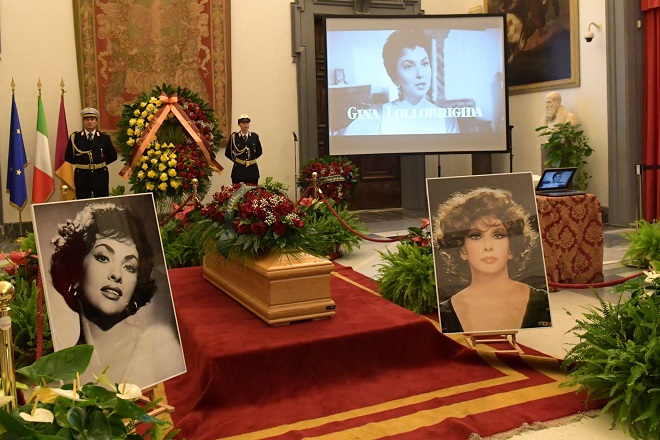Gina Lollobrigida, applausi e squillo di trombe per l'ultimo saluto alla "Bersagliera"