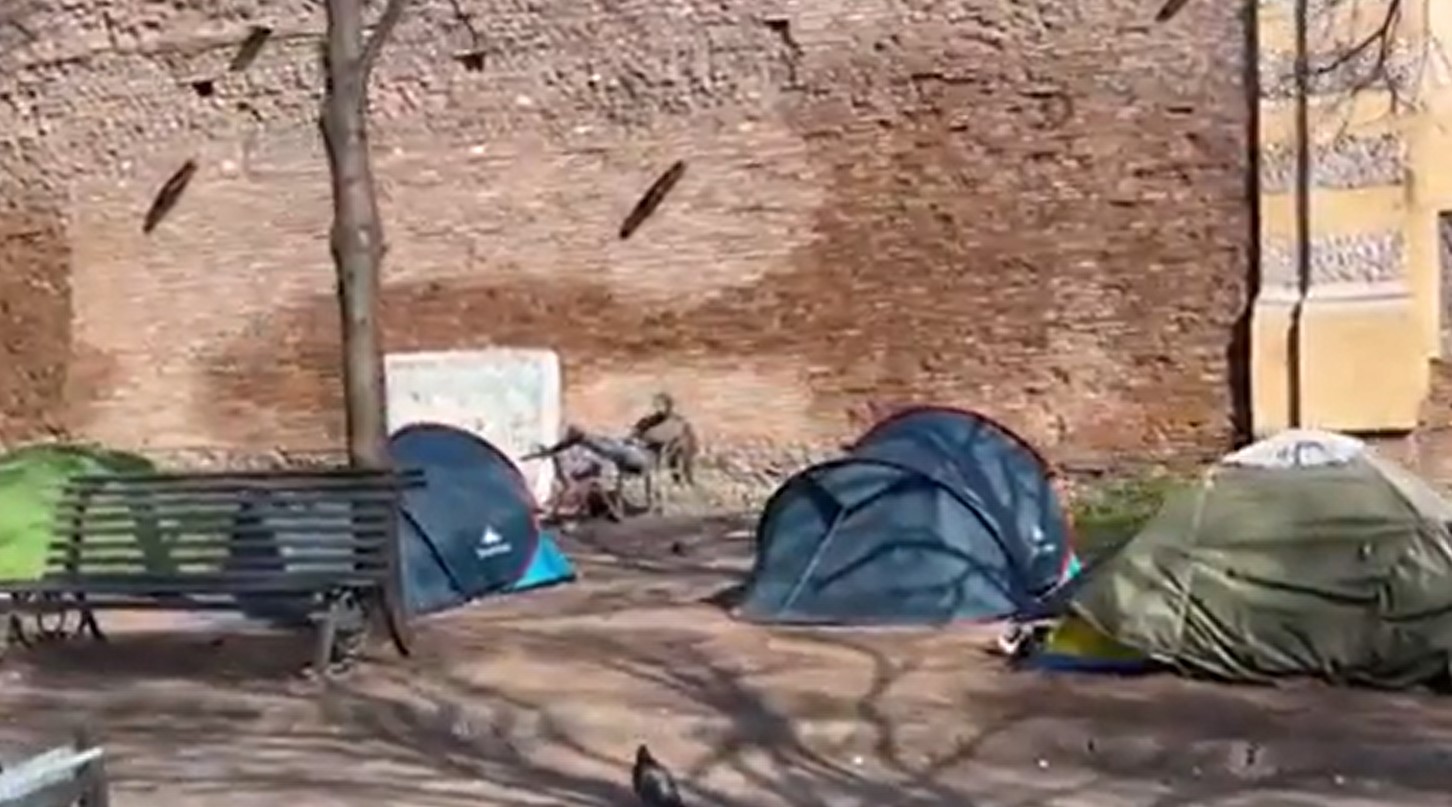 Roma, la tendopoli in viale Pretoriano si espande. Ancora nessun intervento
