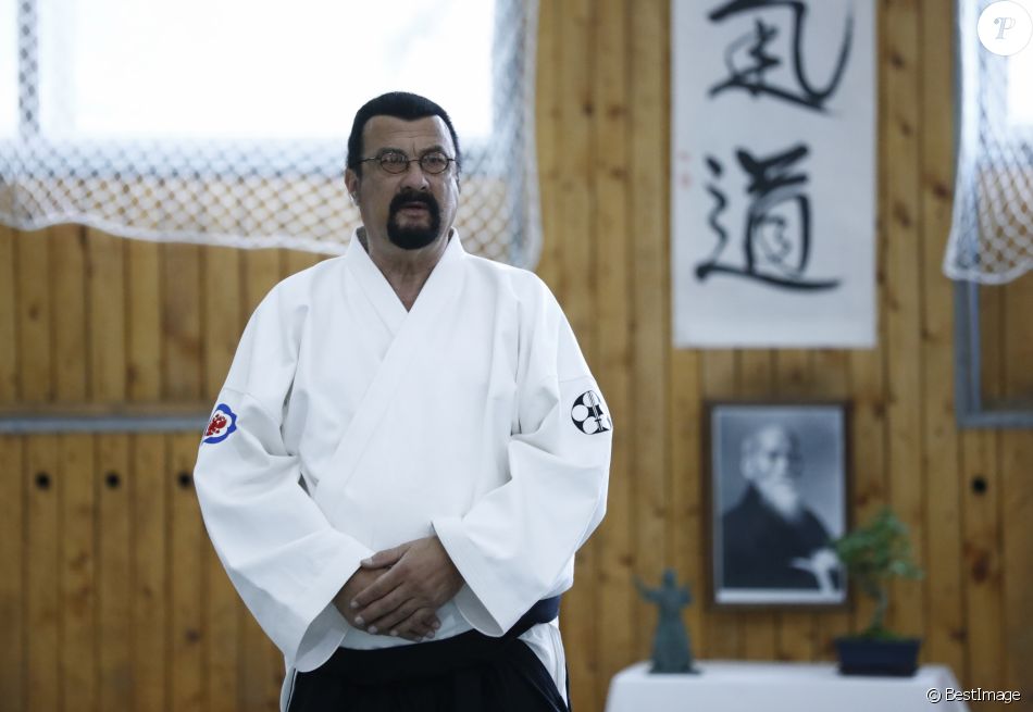 Putin premia a sorpresa l’attore Steven Seagal con l'Ordine dell'Amicizia della Russia. Ecco chi è l'attore