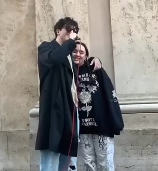 Tananai canta in via del Corso con un’artista di strada. “E chi se lo scorda più”