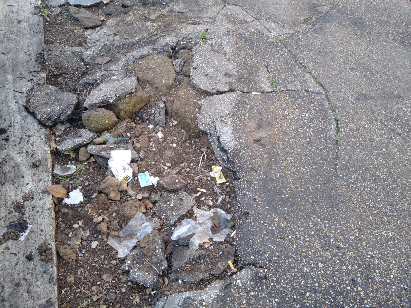 Municipio II, lo slalom tra i marciapiedi distrutti