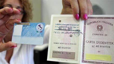 Carta d’identità, Azione: “Due nuove postazioni, soluzione insufficiente. Subito commissione”
