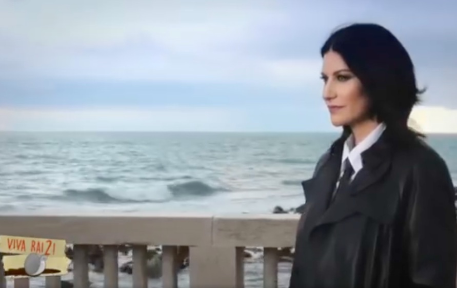 Laura Pausini torna ad Ostia a 30 anni da "La solitudine": sul Pontile il video di “Un buon inizio”