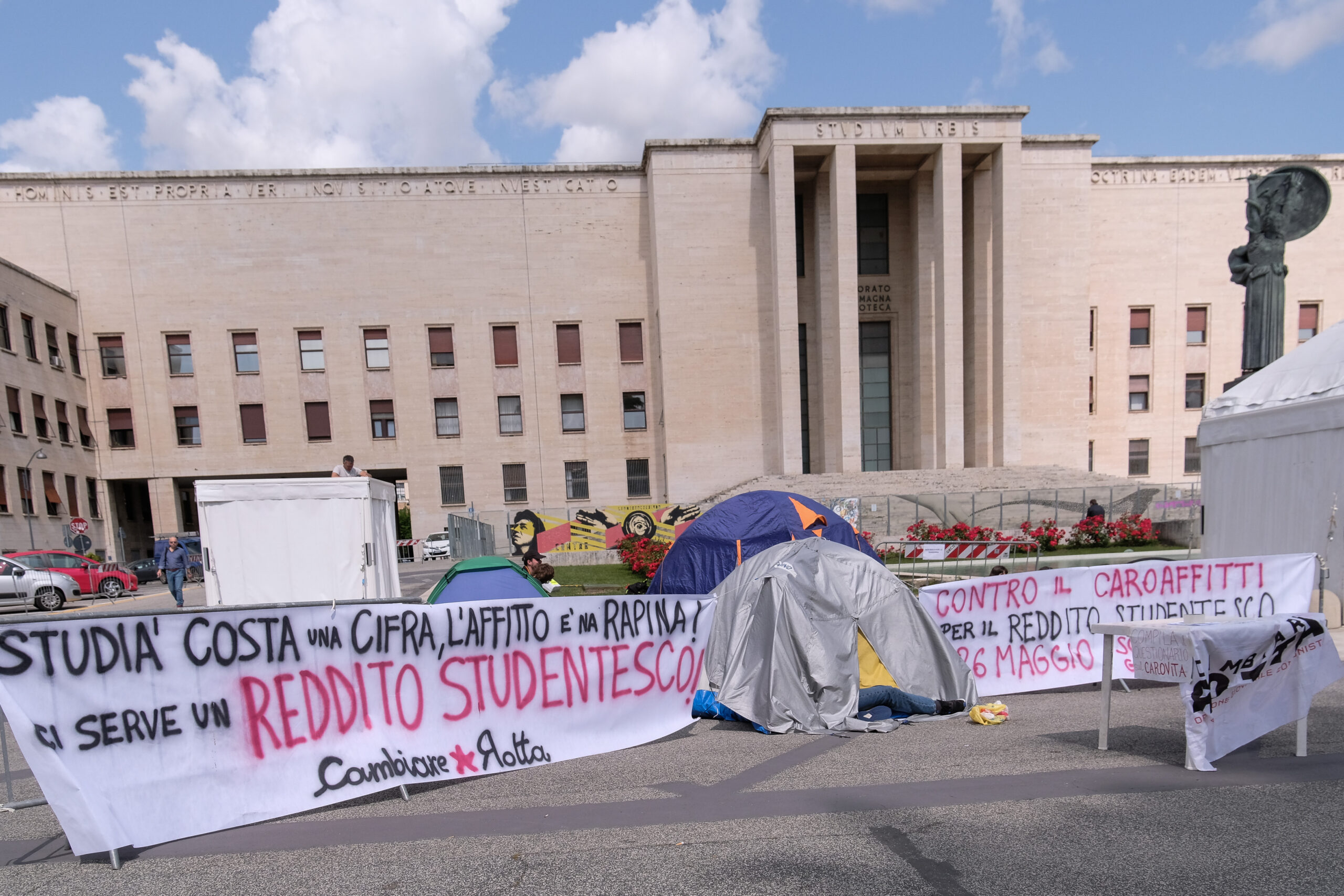 Roma, studenti continuano a dormire in tenda. Nella capitale boom affitti "in nero"