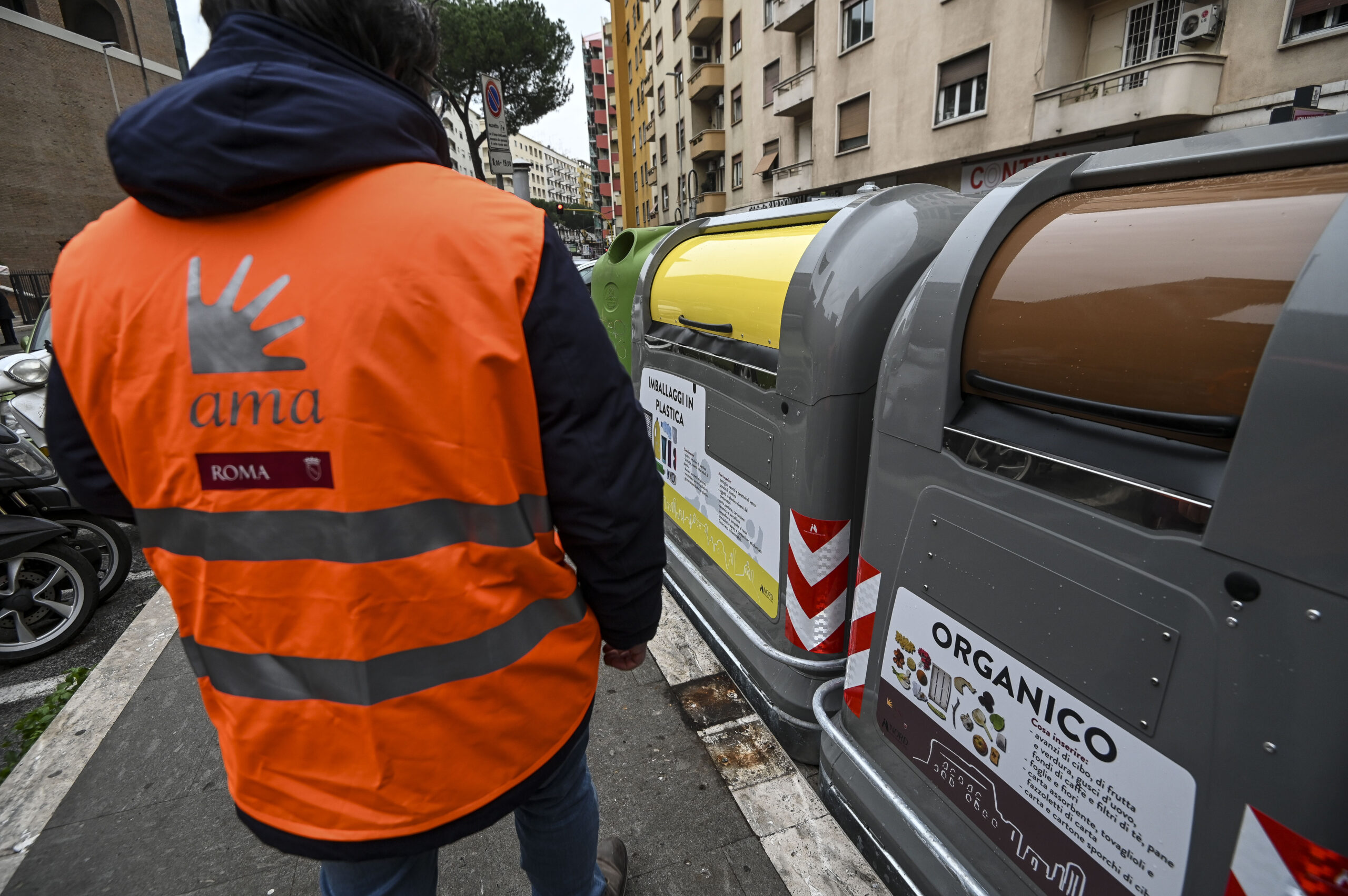 Addio ai cassonetti "smart" di Ama a Roma: il bando slitta e le ditte li rimuovono. "Il servizio non può proseguire gratis"
