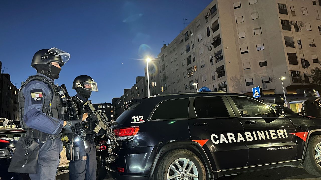 Aggredita a bottigliate mentre pulisce la strada dello spaccio a Tor Bella Monaca: il racconto della volontaria a Pomeriggio 5