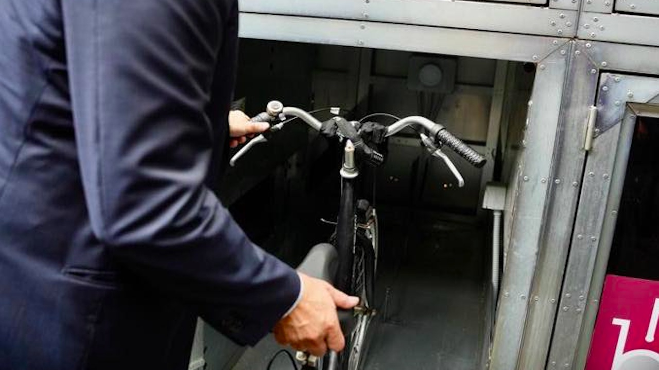 Arrivano i Bike Box nelle stazioni delle metro a Roma: dove sono e come si usano i parcheggi delle bici