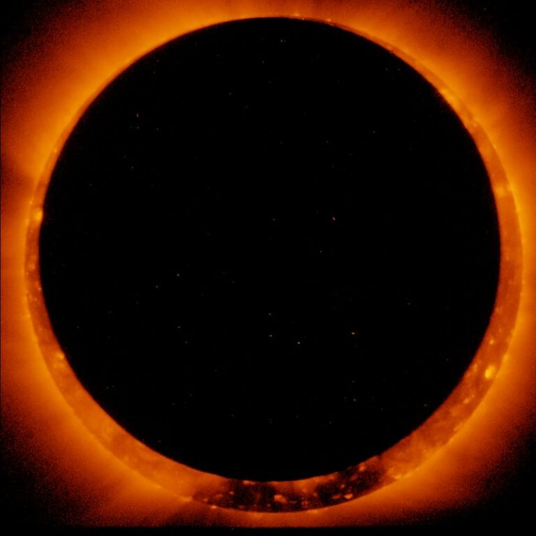 Eclissi Solare ottobre 2023, quando e come osservarla: data e informazioni utili