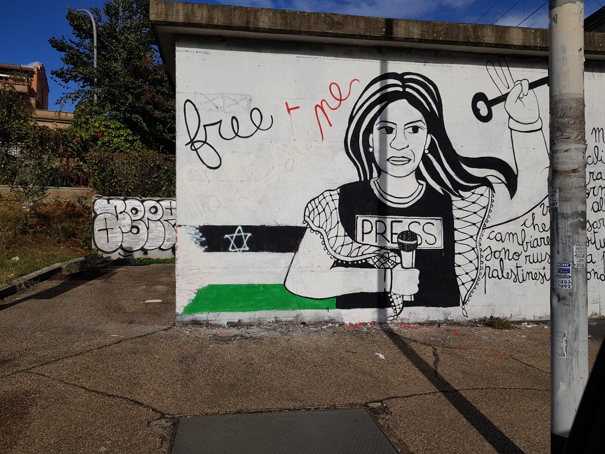 Il murales per Shireen Abu Akleh a Roma è stato nuovamente sfregiato