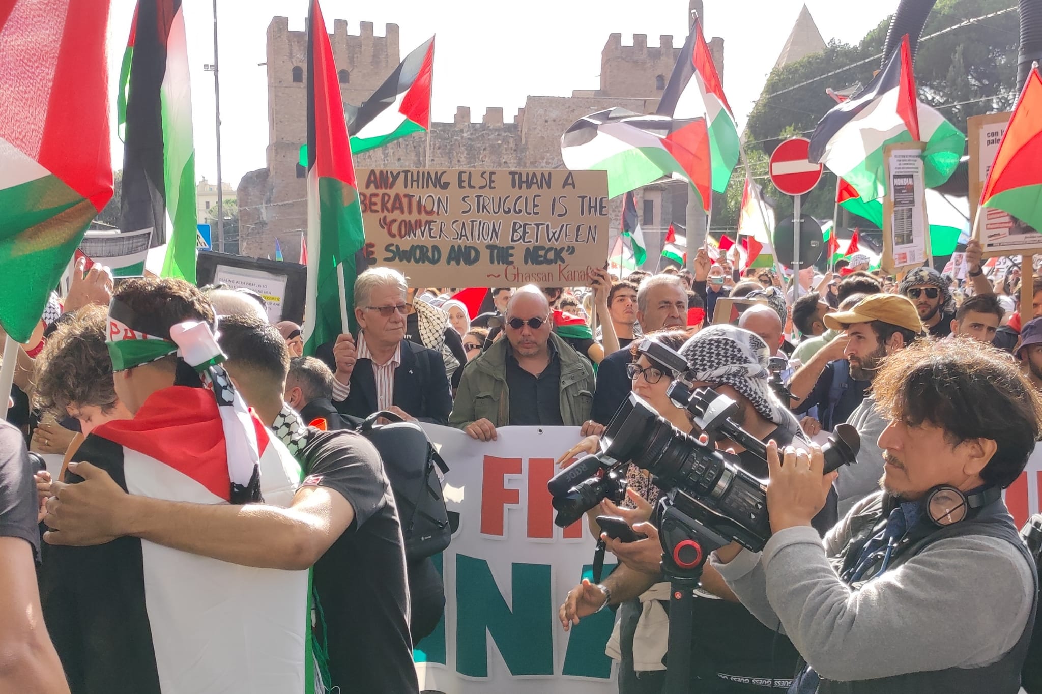In piazza per la Palestina, fiume di folla a Roma