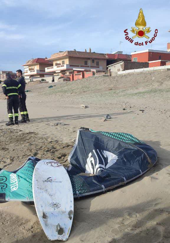 Uomo trovato morto in mare a Torvaianica, il corpo recuperato da un surfista