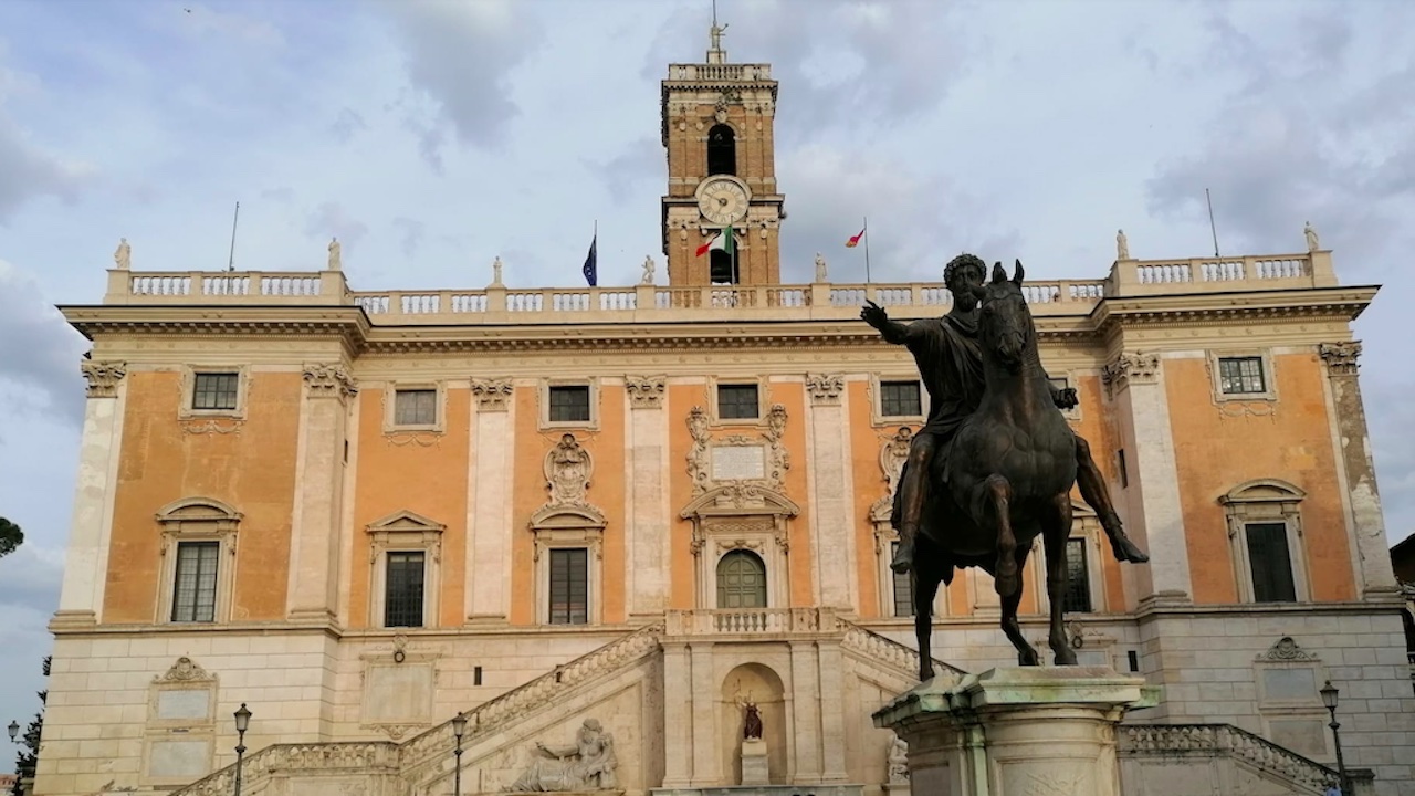 Pensione a 67 anni per i dipendenti comunali di Roma: le opzioni in Manovra