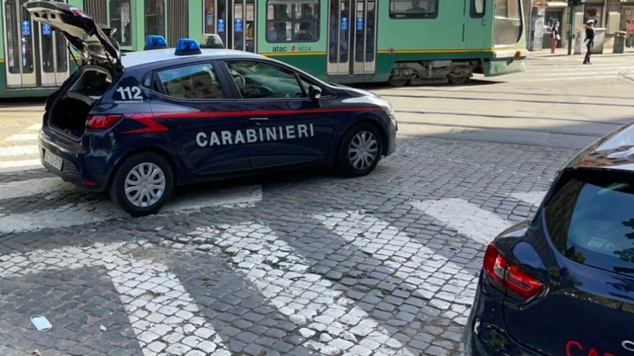 Roma, sfonda a calci la porta del tram e fugge: le schegge colpiscono studentessa di 19 anni