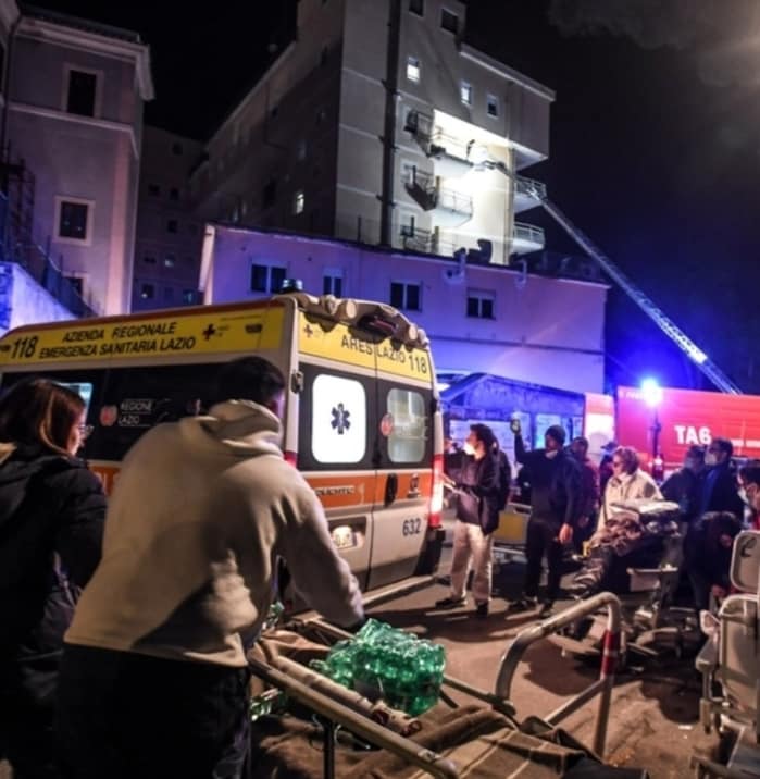 Incendio ospedale di Tivoli, il racconto dei testimoni: “Scappati al buio nel fumo”