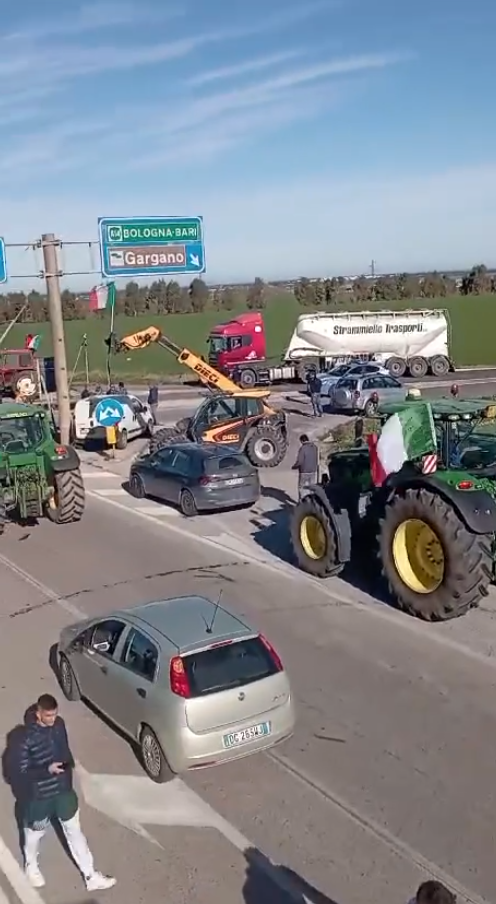 Protesta agricoltori Italia - blocco nei pressi del casello di San Severo Protesta agricoltori Italia - blocco nei pressi del casello di San Severo