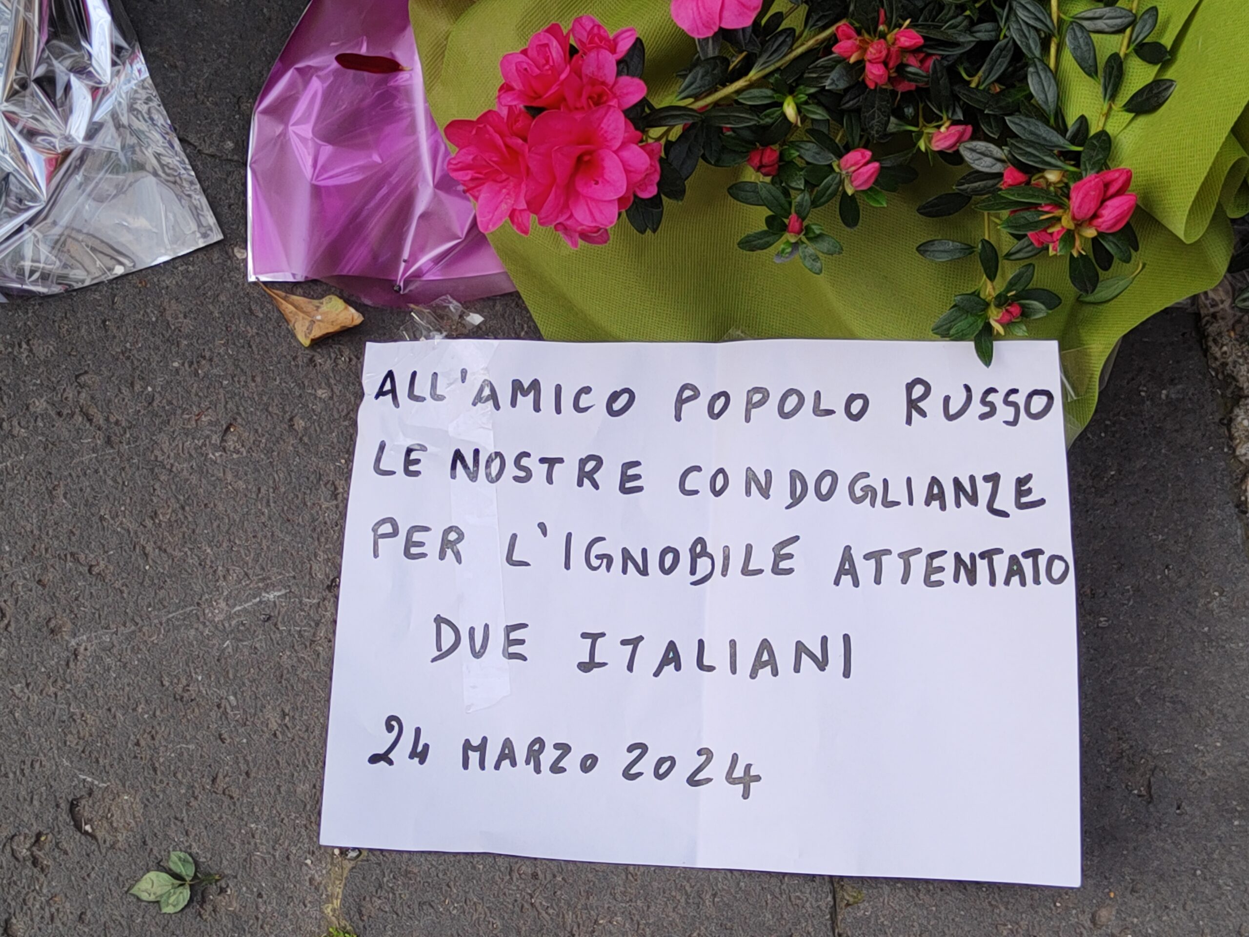 Fiori e candele davanti all'Ambasciata di Mosca a Roma5 Fiori e candele davanti all'Ambasciata di Mosca a Roma5