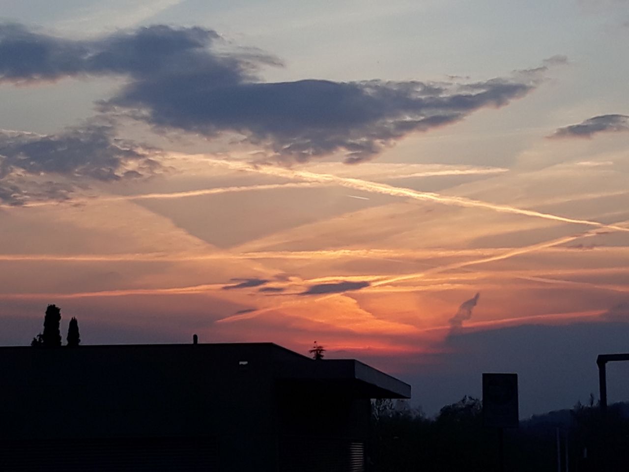 Geoingegneria o scie di condensazione? Geoingegneria o scie di condensazione?