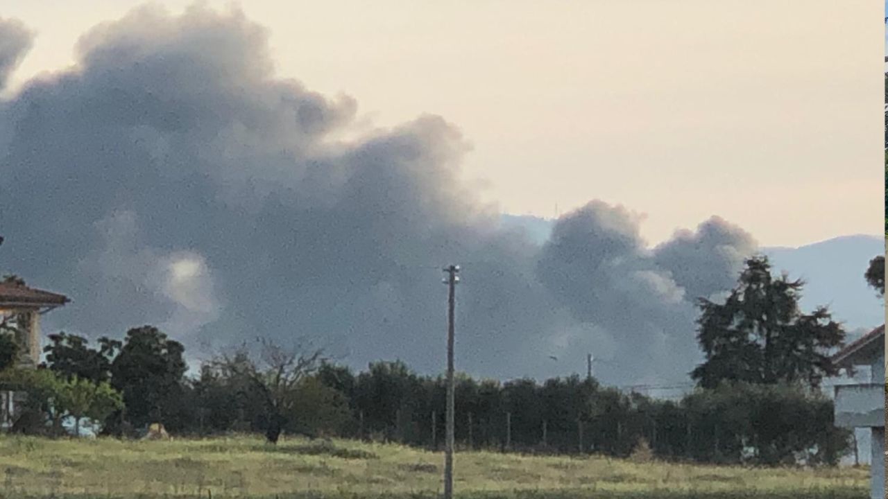 Vasto incendio ad Ardea da deposito pneumatici: enorme colonna di fumo, allarme diossine