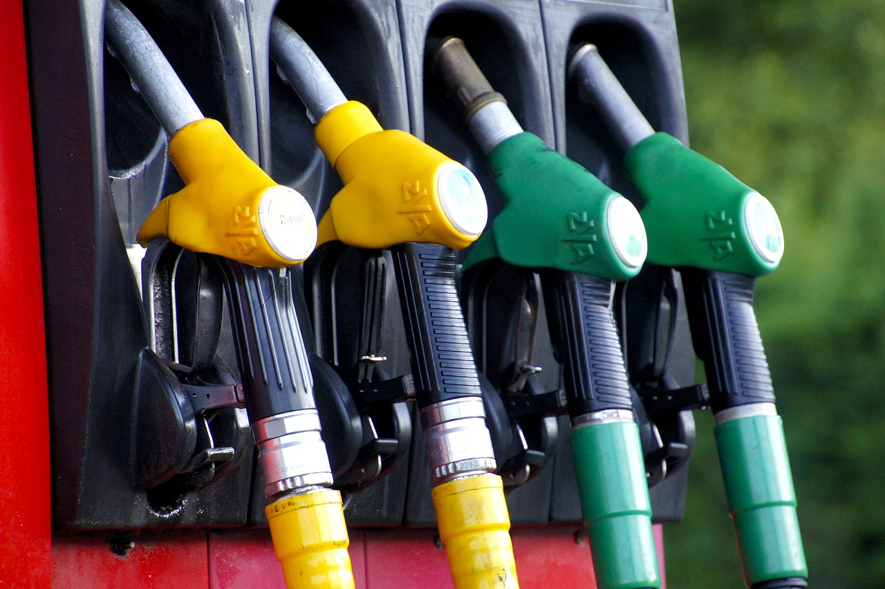 Ad agosto carburanti giù, possibile rincaro sulle sigarette