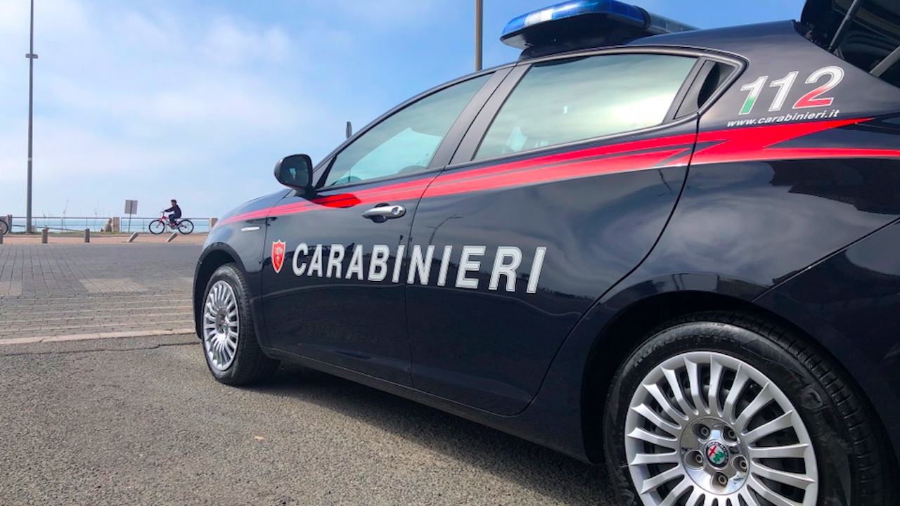Ostia, minaccia con un coltello tassista per farsi dare i soldi: rapinatore incastrato dalla webcam