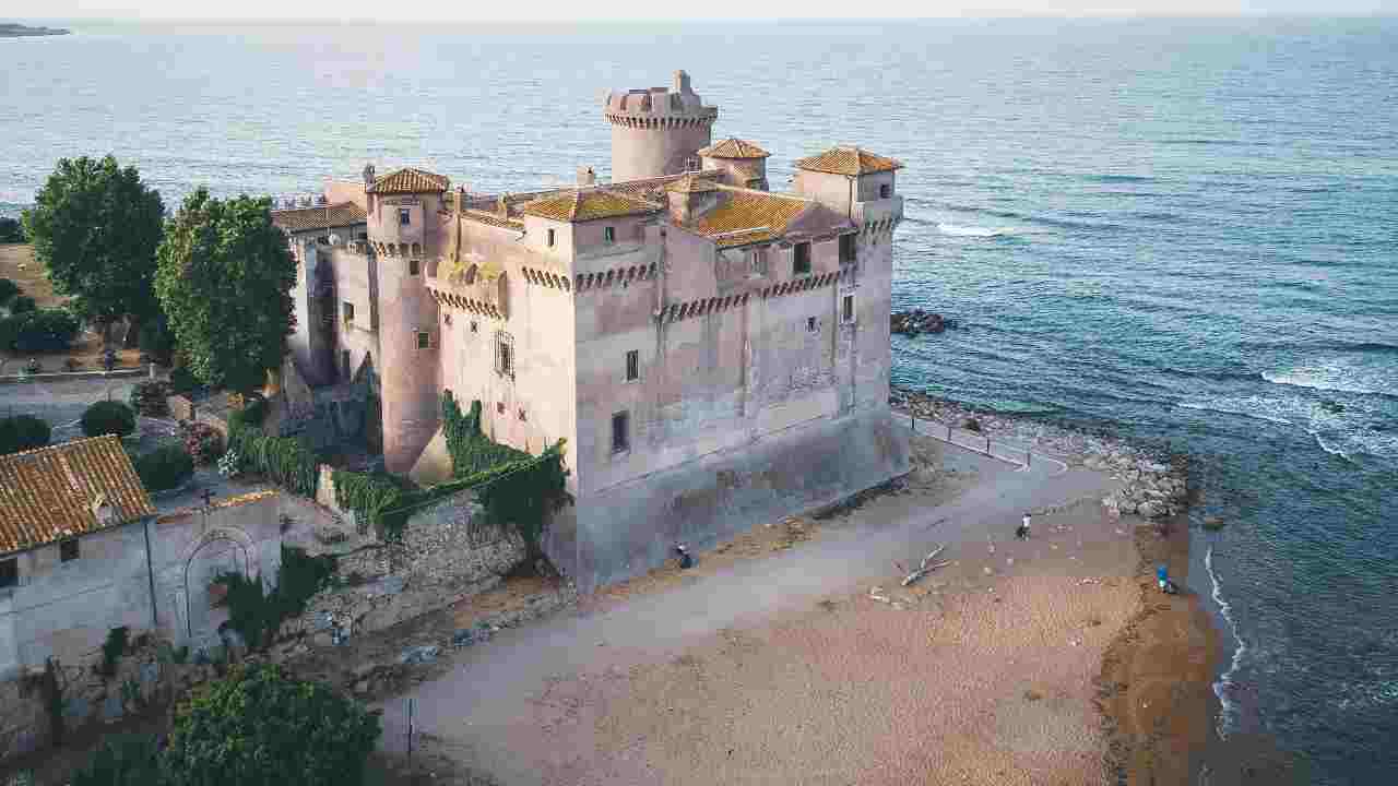 Teatro in riva al mare a Santa Severa, Romeo e Giulietta col Castello sullo sfondo